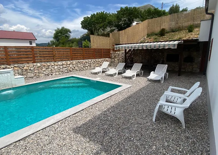 Апартаменты House On The Hill